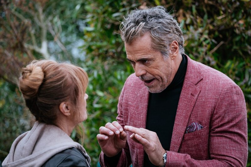 Harry (Jane Seymour) ist immer noch verärgert, weil Charlies Vater Marcello (Edoardo Costa) seinen eigenen Tod vorgetäuscht hat. – Bild: ZDF und Szymon Lazewski/​AcornTV