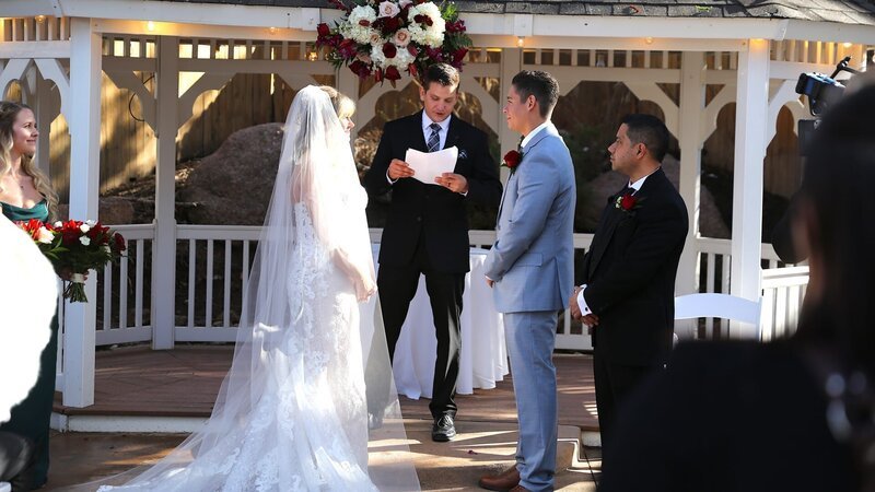 Jessica Parsons and Juan Daza Londoño stand at the altar with Herbie I as their officiant for their wedding. – Bild: Warner Bros. Discovery, Inc. or its subsidiaries and affiliates