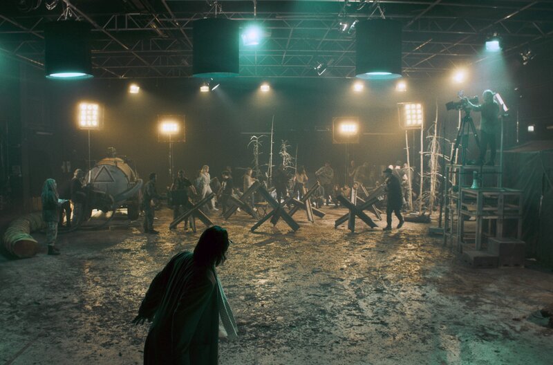 Es herrscht völliges Chaos bei den Vorbereitungen der Dreharbeiten von Gregor Samsas (Oliver Masucci, vorne) nächstem Film. – Bild: nachtlicht film