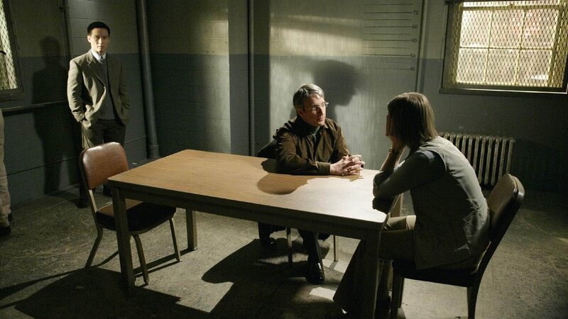 Dr. George Huang (B. D. Wong, l.) und Dr. Carlisle (Bronson Pinchot) finden beim Verhör heraus, dass Janis (Cynthia Nixon) in ihrer Kindheit sexuell missbraucht wurde … – Bild: MG RTL D /​ NBC Universal