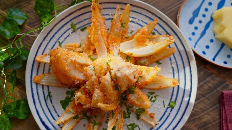 Beauty shot of Molly Yeh’s Parmesan Fried Onion, as seen on Girl Meets Farm, Season 7. – Bild: Discovery, Inc. All Rights Reserved.