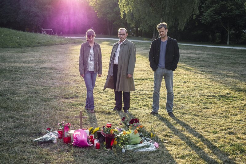 Die Kommissare Angelika Flierl (Bernadette Heerwagen, l.), Ludwig Schaller (Alexander Held, M.) und Harald Neuhauser (Marcus Mittermeier, r.) am Tatort im Luitpoldpark. Auch die Kommissare lässt der aktuelle Fall nicht kalt, bei dem eine junge, schwangere Frau ihren Verlobten verloren hat. – Bild: ZDF/​Hendrik Heiden