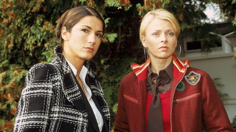 Staatsanwältin Sturm (Mariella Ahrens, l.) stellt fest, dass Claudia Bellmanns (Isabell Gerschke) Aussagen an Glaubwürdigkeit verlieren. – Bild: MG RTL D /​ Rolf Baumgartner