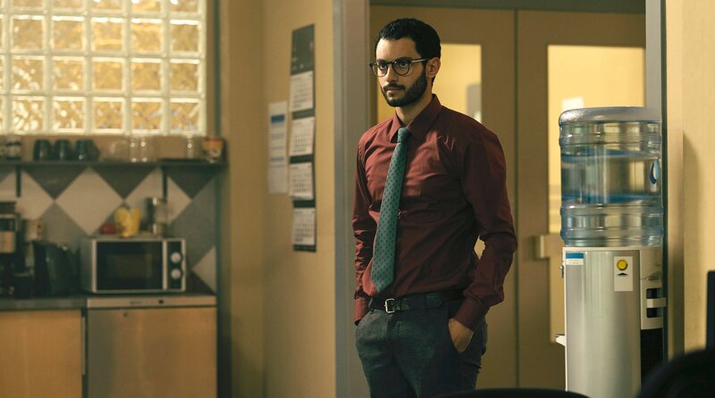 Naveed Nanjiani (Mehdi Meskar). – Bild: ARD Degeto/​Filmpool Fiction GmbH/​Christine Schroeder