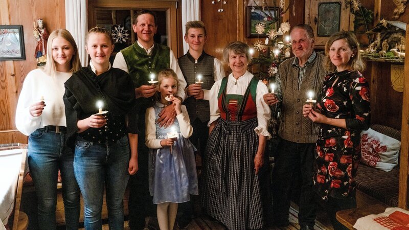 Tradition und kirchliche Bräuche werden in der Familie Lugger hochgehalten. Am Heiligen Abend versammeln sich drei Generationen zum gemeinsamen Feiern. Da wird gegessen und musiziert, gesegnet und gedankt, was alles gut war im vergangenen Jahr. – Bild: Honorarfrei – nur für diese Sendung bei Nennung ZDF und ORF/​Epo-Film/​Nela Valentina Pichl.