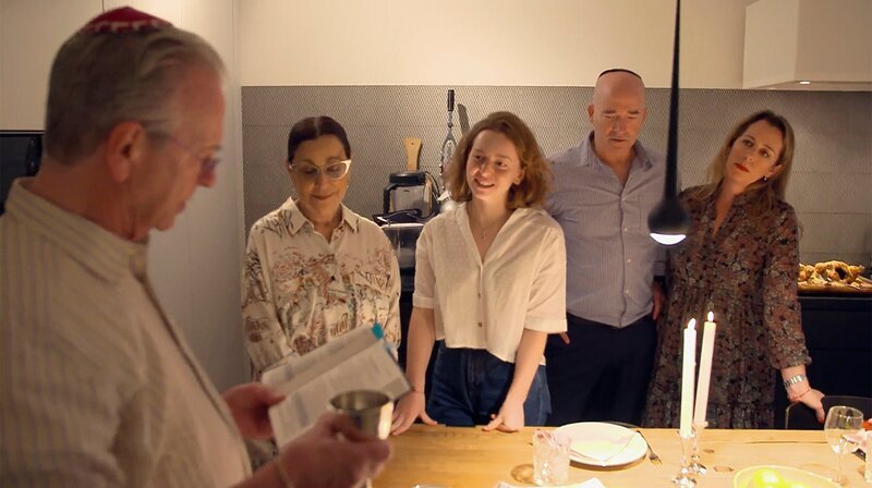Drei Generationen – Familie Ziper beim Schabbat. – Bild: HR