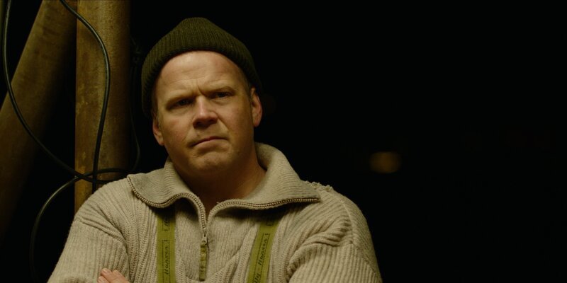 William verlangt von Krøvel (Anders Baasmo), dass die Vermögenswerte wieder auf ihn übertragen werden. Doch Krøvel ist nicht bereit, den erreichten Wohlstand aufzugeben. – Bild: ZDF/​Pål Bugge Haagenrud