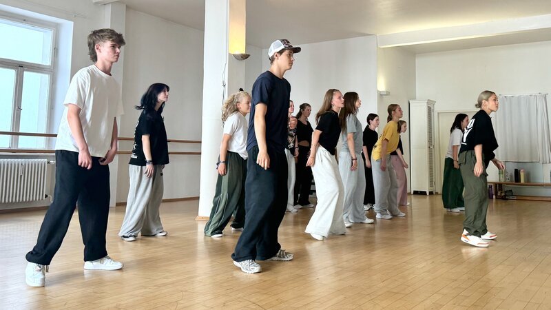 Coach Hanna und Tänzer – Bild: rbb/​STARSHIP Film GmbH