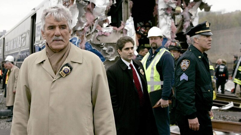 Am Unglücksort versucht Detective Joe Fontane (Dennis Farina, li.) mit seinem Kollegen Detective Nick Falco (Michael Imperoli, 2.v.li.) den Schuldigen für das verheerende Zugunglück zu finden, bei dem 11 Menschen zu Tode kamen. War es ein Anschlag oder ein tragischer Unfall? – Bild: RTL /​ Universal