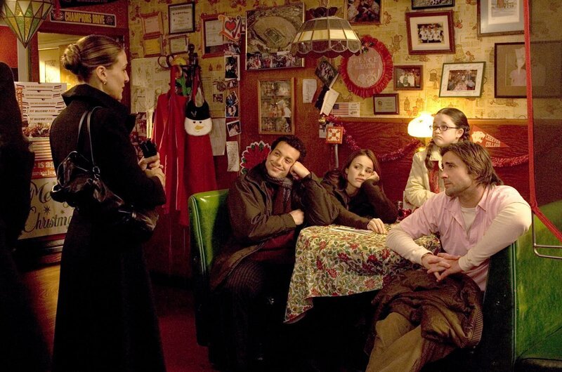 Die Ankunft von Meredith Morton (Sarah Jessica Parker, l.) ruft bei Familie Stone – im Sofa von links: Thad (Ty Giordano), Amy (Rachel McAdams), Elizabeth (Savannah Stehlin) und Ben (Luke Wilson) – unterschiedliche Reaktionen hervor … – Bild: TWENTIETH CENTURY FOX