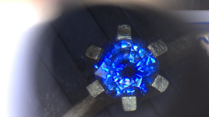 Saphir-Ring: Ein Einkaräter kostet mehrere tausend Euro – je nach Farbe und Qualität. – Bild: Kim Kruse