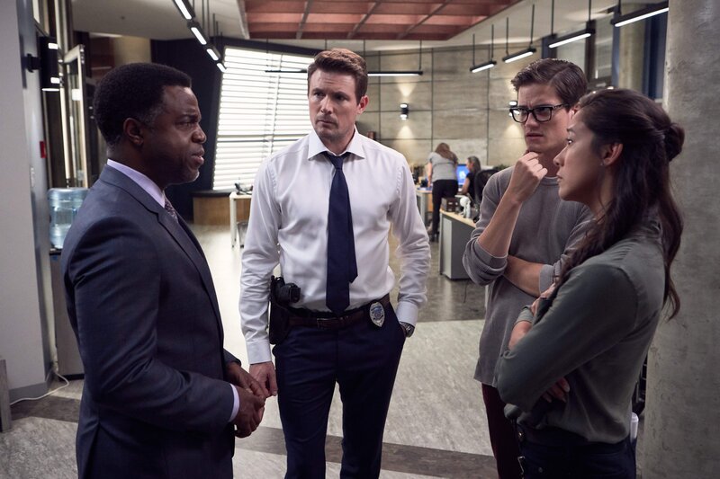L-R: Supt. Joe Donovan (Kevin Hanchard), Charlie Hudson (John Reardon), Jesse Mills (Justin Kelly) und Sarah Truong (Mayko Nguyen) – Bild: TNSE