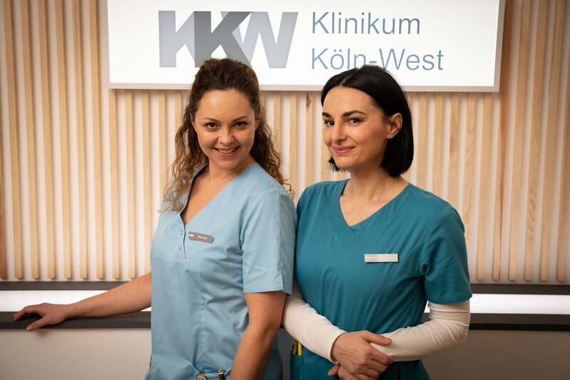 Pressetermin am Set der RTL-Medical-Serie „Nachtschwestern“: Ines Quermann (l.) als Ella Fink und Mimi Fiedler (r.) als Nora Altmeyer. – Bild: RTL /​ Christoph Assmann /​ Nachtschwestern /​ 01
