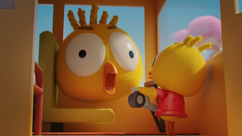 Karla (r.) ist erstaunt, als sich der motzende Busfahrer in ein aufgeplustertes Abbild ihrer selbst (l.) verwandelt. – Bild: ZDF und DR, Sparre Production, GODO Films