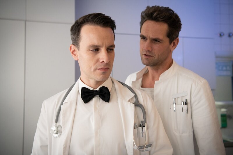 Dr. Jan Kühnert (Marc Dumitru, l.) und Dr. Sebastian Sander (Oliver Franck). – Bild: RTL /​ Christoph Assmann
