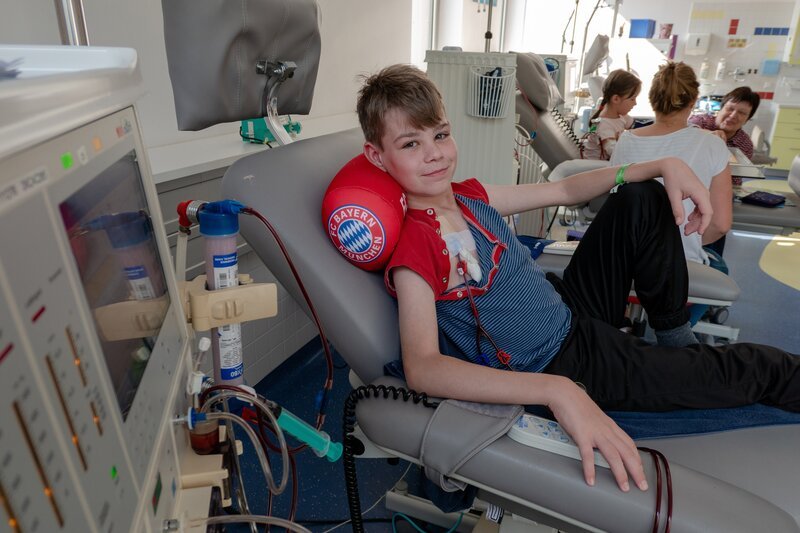 Adrian (l.) braucht dringend eine neue Niere. Bis ein passender Spender gefunden ist, muss er dreimal in der Woche zur Dialyse – schwänzen darf er nie, sonst würde sein Körper sich selbst vergiften. – Bild: ZDF/​Florian Lippke /​ KiKA Bildredaktion