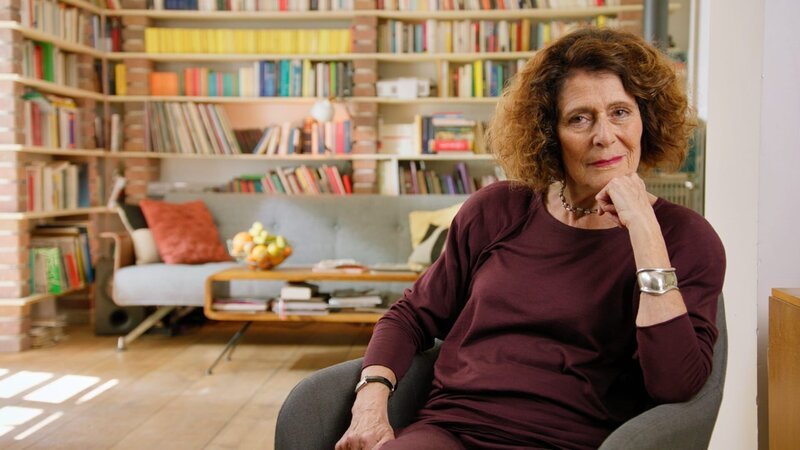 Dr. Rachel Salamander spricht über ihr Leben in Deutschland als Jüdin in der Nachkriegszeit. – Bild: Michael Maylandt /​ BR