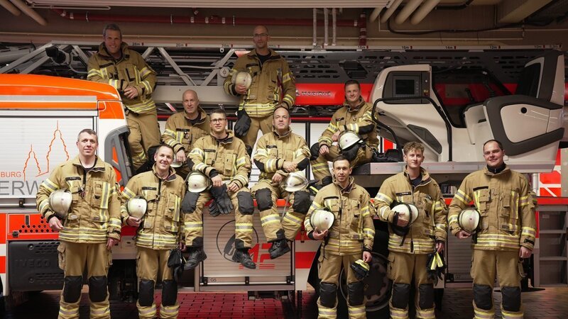 Firefighters on the turntable ladder in Aschaffenburg. – Bild: Warner Bros. Discovery, Inc. or its subsidiaries and affiliates. All rights reserved.