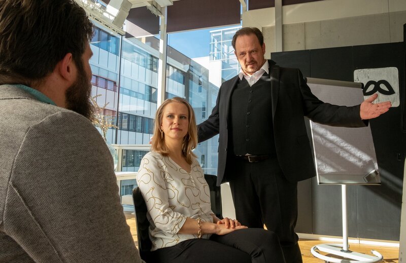 Während eines Flirtseminars geben Jasmin Wenzel (Susanne Bormann, M.) und ihr Kollege Werner Wosnak (Andreas Anke, r.) einem Münchner Single (Sebastian Edtbauer, l.) Tipps, wie er sich beim ersten Date verhalten sollte. – Bild: Erika Hauri /​ ZDF