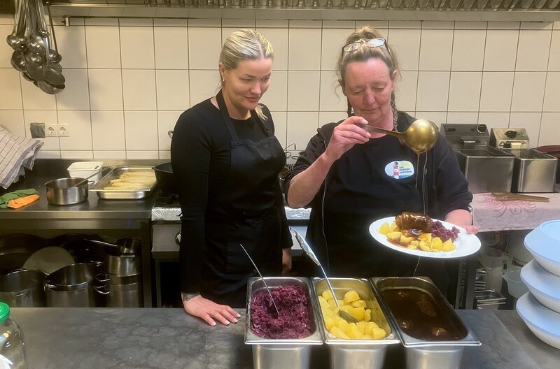 Der kulinarischen Klassiker von Wirtin Britta Lockhart (r.) und Beiköchin Marta: Roulade mit Salzkartoffeln und Rotkohl. – Bild: NDR/​Toni Salzl