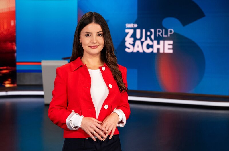 Das landespolitische Magazin, donnerstags um 20:15 Uhr im SWR Fernsehen Rheinland-Pfalz. Moderatorin Luisa Szabo. – Bild: SWR/Patricia Neligan Das landespolitische Magazin, donnerstags um 20:15 Uhr im SWR Fernsehen Rheinland-Pfalz. Moderatorin Luisa Szabo. – Bild: SWR/Patricia Neligan