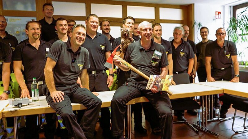 The fire brigade at Winnie’s farewell party – Bild: Warner Bros. Discovery, Inc. or its subsidiaries and affiliates. All rights reserved.