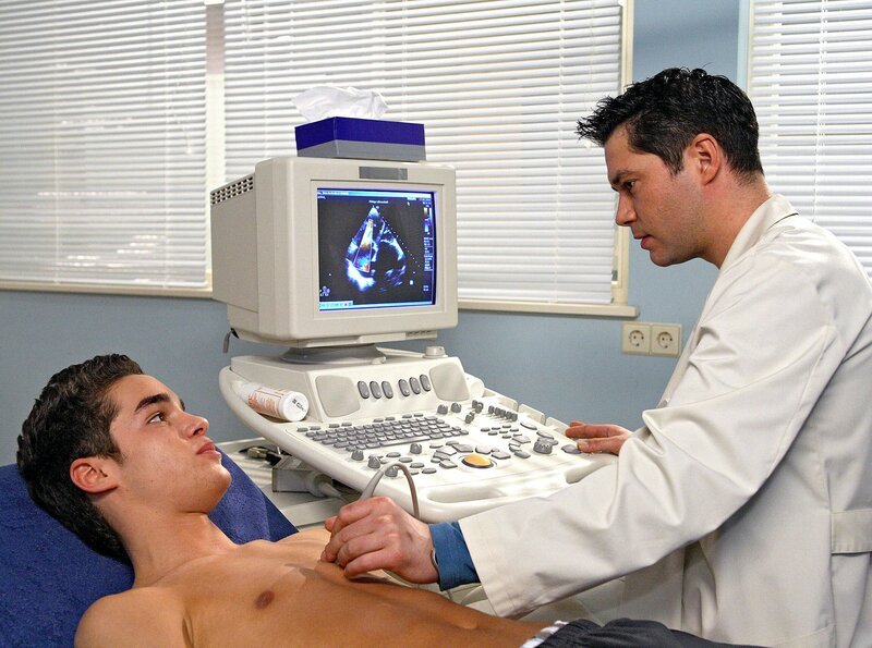 MDR Fernsehen IN ALLER FREUNDSCHAFT FOLGE 307, „Vaterliebe“, am Donnerstag (23.05.13) um 11:45 Uhr. Bei der Untersuchung in der Sachsenklinik diagnostiziert Dr. Brentano (Thomas Koch, re.) bei Ingmar Streibel (Maximilian Befort, li.) eine Herzmuskelentzündung. Da Ingmar jetzt lange Zeit nicht mehr trainieren darf, schwinden seine Hoffnungen auf eine Profikarriere. – Bild: MDR/​Krajewski