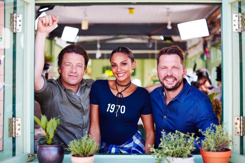 Jamie Oliver (l.), Alesha Dixon, Jimmy Doherty – Bild: RTL /​ Jamie Oliver Enterprises Limited