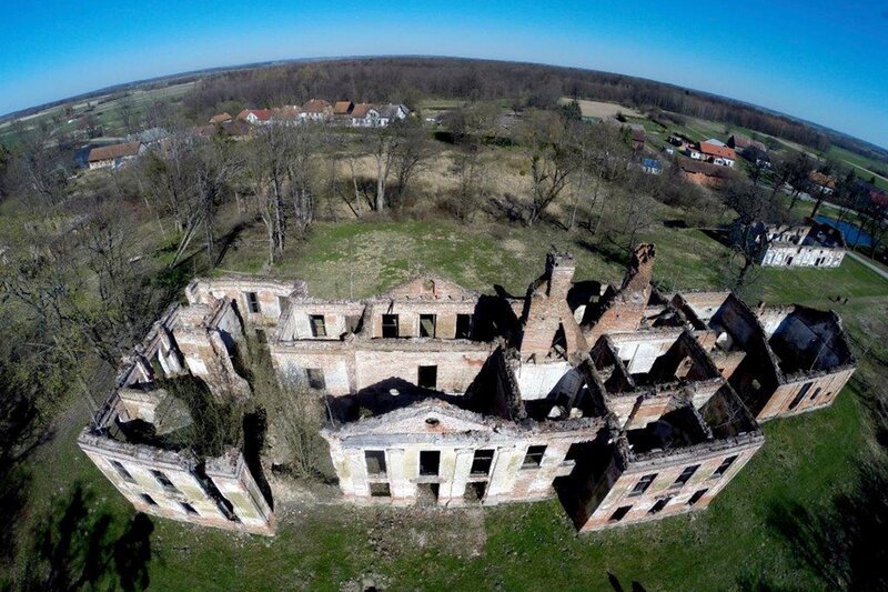 Erlebt seine Wiederauferstehung im Computer: Die Ruine von Schloss Schlodien dient Forschern aus drei Generationen als Grundlage für den Wiederaufbau des Schlosses im Computer. – Bild: NDR/​Steinfilm/​Martin Papirowski