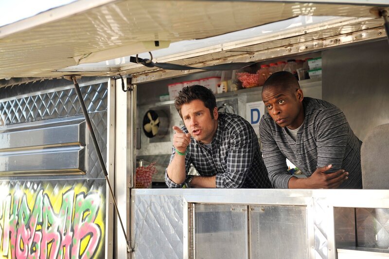 PSYCH -- „Shawn and Gus Truck Things Up“ Episode 807 -- Pictured: (l-r) James Roday as Shawn Spencer, Dule Hill as Gus Guster – Bild: USA Network Media, LLC /​ UNIVERSAL CHANNEL
