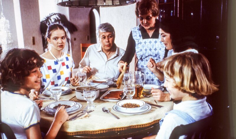 Frau Rabe (Bruni Löbel) serviert der Familie Schumann Markus (Timmo Niesner), Tanja (Julia Biedermann), Werner (Peter Weck), Angi (Thekla Carola Wied) und Tom (Tarek Helmy) Linsensuppe mit Würstchen. – Bild: ORF III