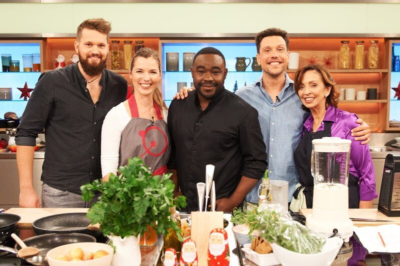 Gruppenfoto von links: Kandidaten Leo Schulze-Vorberg, Eva Wagner, Moderator Nelson Müller, Kandidaten Arne Wildner und Elisabeth Noelle – Bild: ZDF und Gunnar Nicolaus