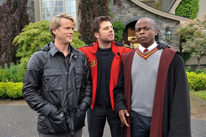PSYCH -- „Lock, Stock, Some Smoking Barrells and Burton Guster’s Goblet of Fire“ Episode 801 -- Pictured: (l-r) Cary Elwes as Pierre Despereaux, James Roday as Shawn Spencer, Dule Hill as Burt Guster – Bild: USA Network Media, LLC /​ UNIVERSAL CHANNEL