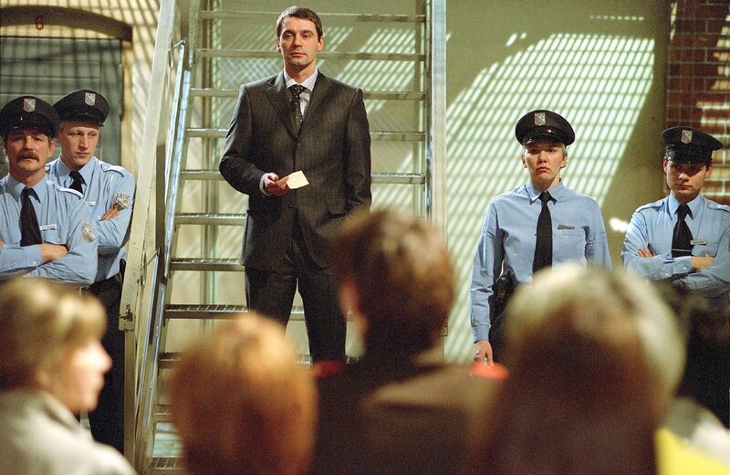 Hendrik (Ulrich Drewes, Mi.) ist neuer Direktor in Reutlitz und hält vor den Insassinnen seine Antrittsrede. – Bild: RTL /​ Wie du mir …