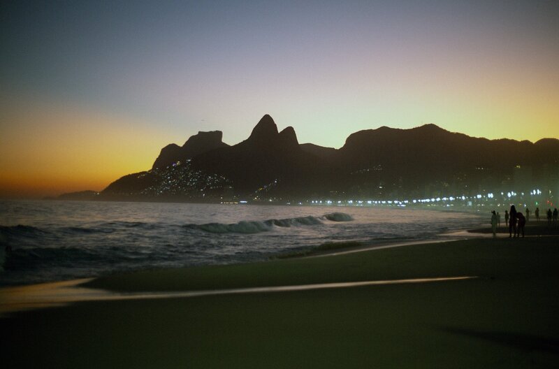 Ipanema zählt neben der nordöstlich gelegenen Copacabana zu den bekanntesten Stränden Rio de Janeiros. – Bild: Andréa Cebukin Ipanema zählt neben der nordöstlich gelegenen Copacabana zu den bekanntesten Stränden Rio de Janeiros. – Bild: Andréa Cebukin