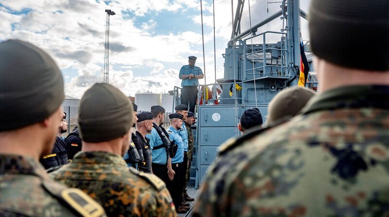 Das Minentaucher-Einsatzboot „Rottweil“ aus Ausbildungsfahrt vor Bornholm – Bild: NDR/​Björn Kurtenbach
