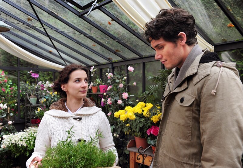 Elena (Lili Gesler, l.) blockt Peters (Daniel Fünffrock, r.) freundschaftliche Annäherung ab. – Bild: ARD/​Ann Paur