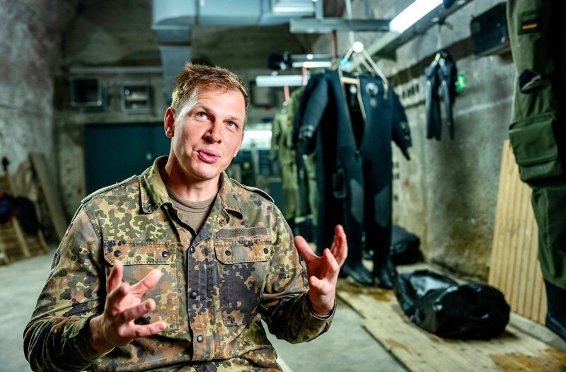 Lehrgangsteilnehmer Dominique beim Interview nach den ersten Tieftaucherfahrungen. – Bild: NDR