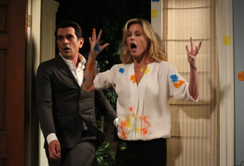 L-R: Phil Dunphy (Ty Burrell), Claire Dunphy (Julie Bowen) – Bild: ViacomCBS