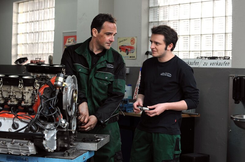 Mike und Flori geben ihr Bestes. Von links: Mike Preissinger (Harry Blank) und Florian Brunner (Tommy Schwimmer). – Bild: BR/​Marco Orlando Pichler