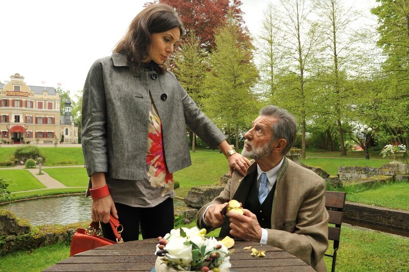 Patrizia (Nadine Warmuth, l.); Joseph (Klaus Münster, r.) – Bild: Ann Paur