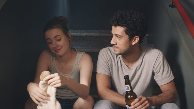 Caro (Meriel Hinsching, l.) und Yannik (Rojan Juan Barani, r.) überlegen, ob es eine gute Entscheidung ist, zusammenzuziehen. – Bild: ZDF und Harald Cremer