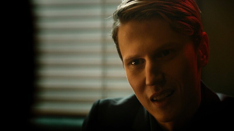 Robert (Erik Enge) unterbreitet Adam ein Angebot, das er nicht ausschlagen kann. Denn er weiß über die finanziellen Machenschaften von Adam Bescheid. – Bild: ZDF and Pĺl Bugge Haagenrud./​Pĺl Bugge Haagenrud