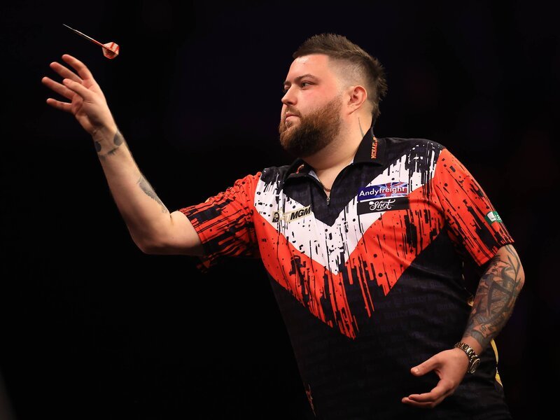 Michael Smith wirft während der BetMGM Premier League Darts, Night 13 in der M & S Bank Arena, Liverpool, England, Vereinigtes Königreich am 25. April. – Bild: IMAGO / Every Second Media Michael Smith wirft während der BetMGM Premier League Darts, Night 13 in der M & S Bank Arena, Liverpool, England, Vereinigtes Königreich am 25. April. – Bild: IMAGO / Every Second Media