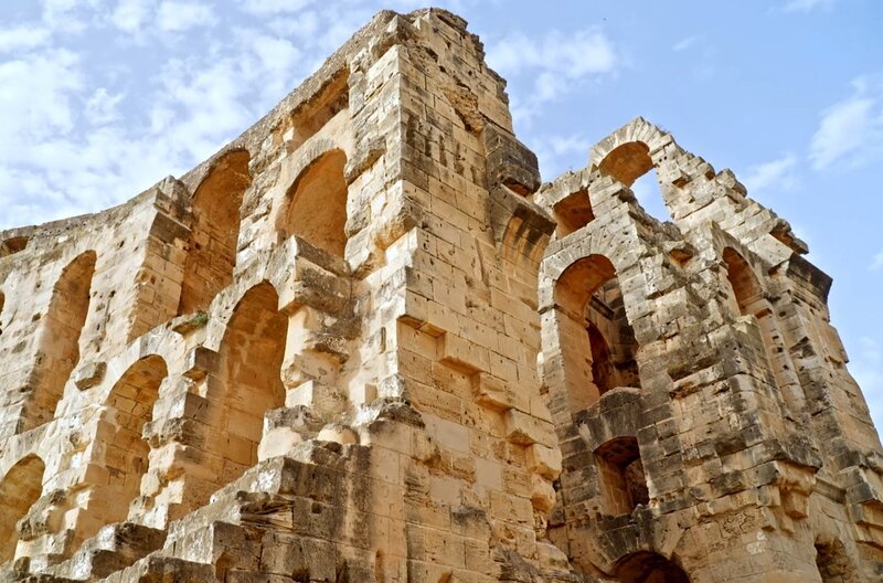 Um die Epoche des Römischen Reichs zu rekonstruieren, untersuchen Archäologen weltweit Überreste dieser Zeit – wie das Amphitheater von El Jem in Tunesien. – Bild: ARTE F /​ Blink Films
