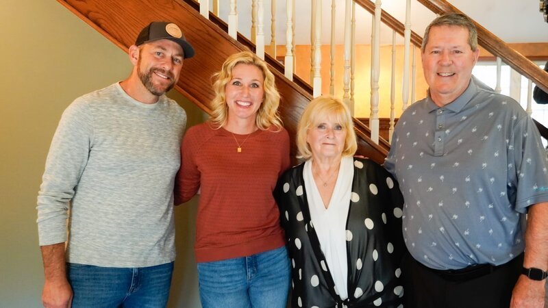 The homeowners with Dave and Jenny as seen on Fixer to Fabulous, Season 6. – Bild: Warner Bros. Discovery, Inc.