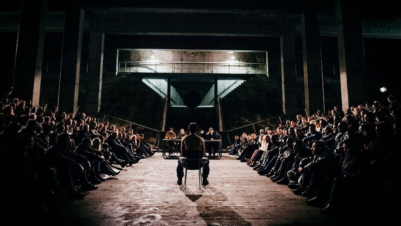 „M“ (Gerhard Liebmann, vorne) vor Gericht in der Unterwelt: (v.l.) ‚Junger Rumäne‘ (Zejhun Demirov), ‚Der Buckel‘ (Felix Römer), ‚Die Wilde‘ (Sophie Rois), ‚Der Rote‘ (Christoph Krutzler) – Bild: TVNOW /​Pertramer/​Pichler/​Superfilm