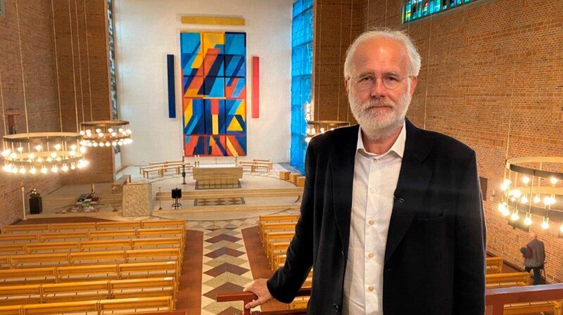 Harald Schmidt in der Kirche, in der er einst Orgelunterricht hatte – St. Johannes Evangelist Kirche in Nürtingen. – Bild: SWR/​Jo Müller