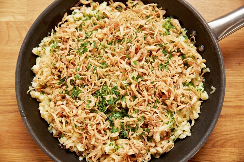 Käsespätzle mit Röstzwiebeln. – Bild: ORF 1