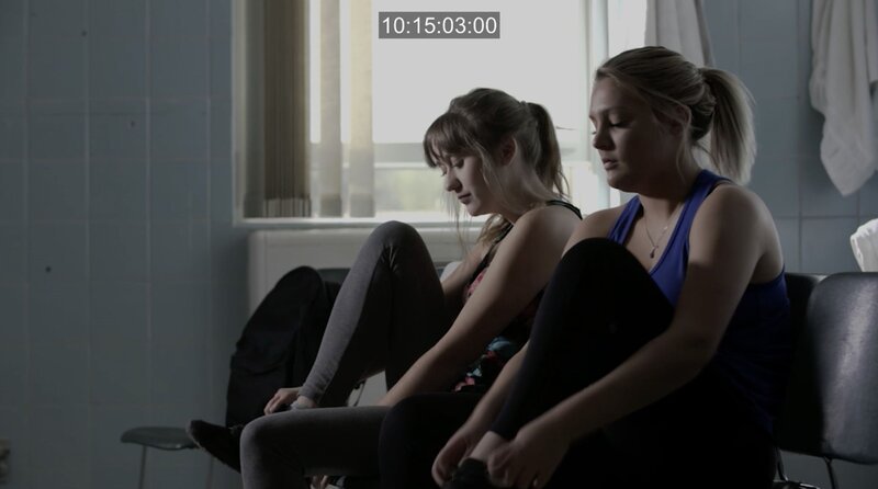 Zwei Mädchen ziehen Turnschuhe an – Bild: Z/​abacus /​ Crime + Investigation /​ abacus media